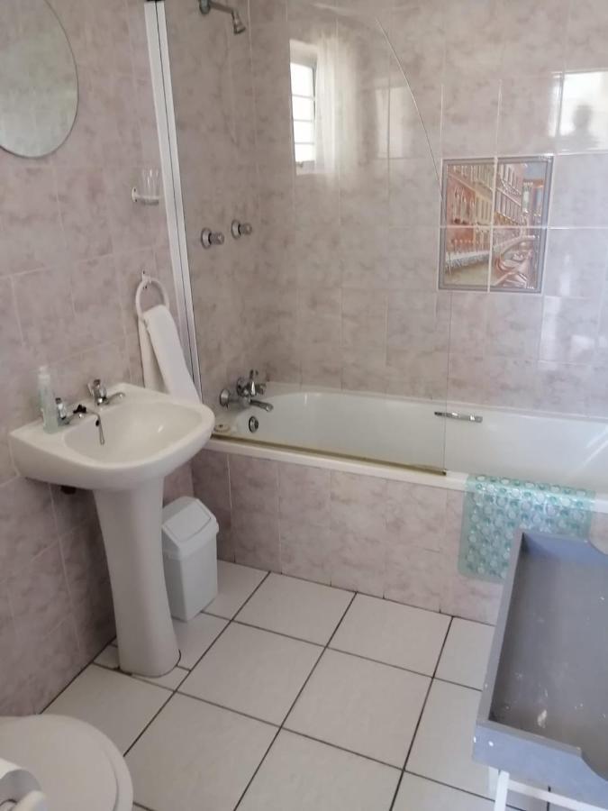 36 Mount Road Guesthouse And Self Catering ポート・エリザベス エクステリア 写真